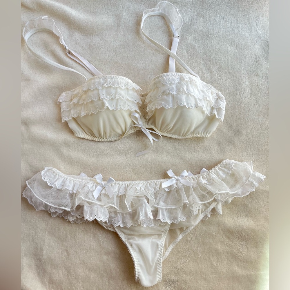 Victoria's Secret Ivory Ruffle Lace Bra & Bikini Set